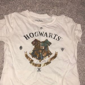 HOGWARTS SHIRT SIZE SMALL FITS MEDIUM